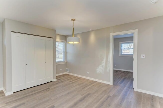 Building Photo - 935 Elmwood Ln