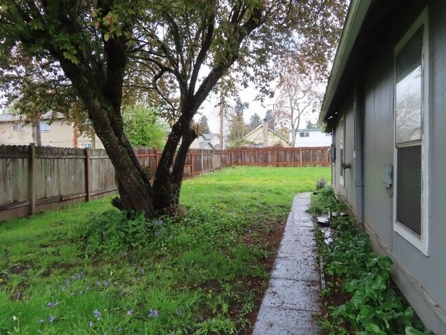 Building Photo - Quaint 2 Bed/ 1 Bath Home In Desirable Springfield !