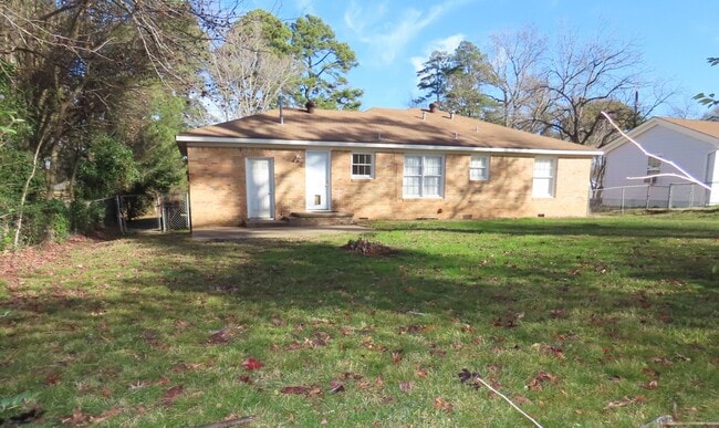 Building Photo - Lovely Updated 3 Bedroom, 2 Bath House in ...