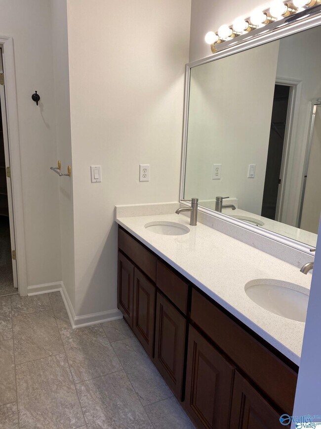 Building Photo - 417 Barrington Hills Dr