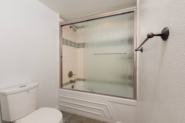 Building Photo - Updated private 2 bedroom/2.5 townhouse in...