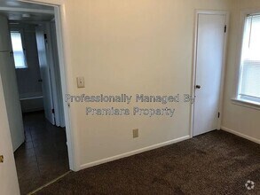 Building Photo - 2 Bed 1 Bath