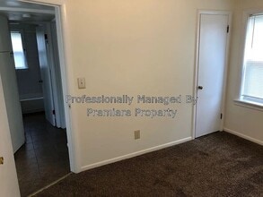 Building Photo - 2 Bed 1 Bath