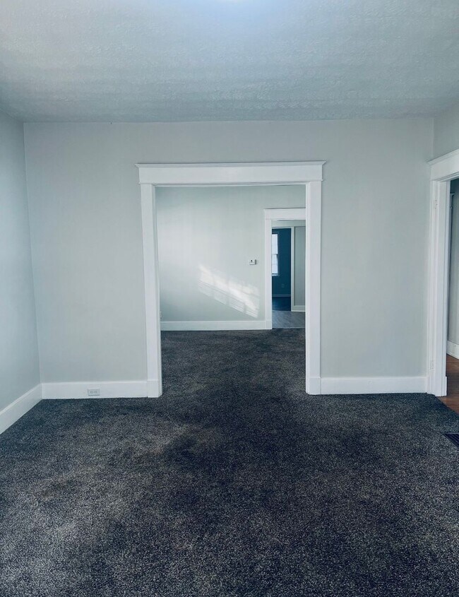 Building Photo - Beautifully renovated 3 bedroom house!