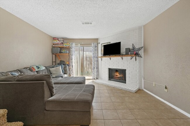 Building Photo - 621 Carriagehouse Ln