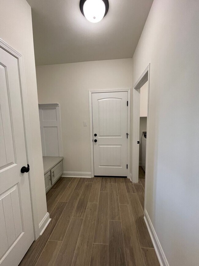 Building Photo - 3 Bedroom, 2 bathroom in Twin Beech Estate...
