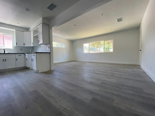 Building Photo - 150 N Roberto Ave