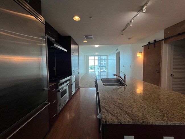 Building Photo - Freshly Painted Upscale 2/1 Condo in amazi...