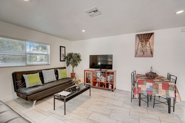 Building Photo - 2 Bed / 1 Bath Cozy Downtown Duplex Apartment