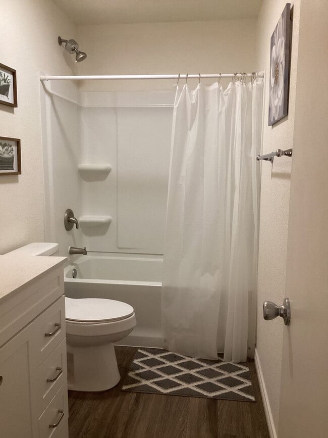 Building Photo - 2 Bed 1 bath Apartment  on Quiet Street and Close to ENMU!