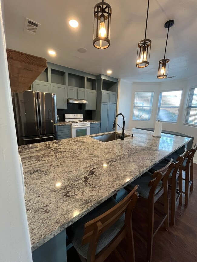 Building Photo - 5183 E Lowe Ave