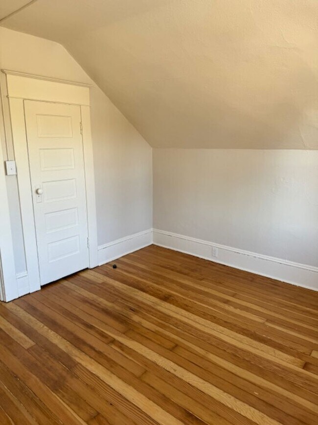 Building Photo - No Security Deposit W/ Rhino! Charming Alb...