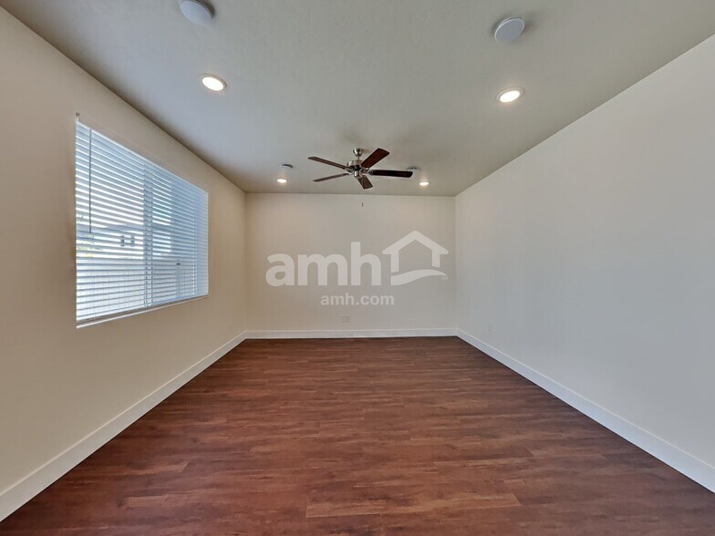 Building Photo - 11518 W Mesquite St