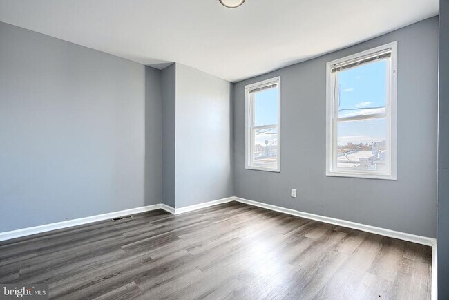 Building Photo - 424 N Linwood Ave