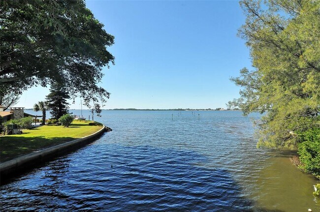 Building Photo - 1111 Mallorca Dr