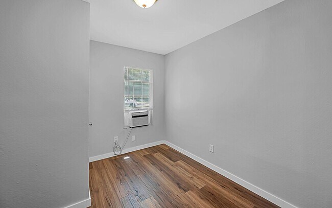 Building Photo - Updated 2 Bedroom Rental with Large Backyard