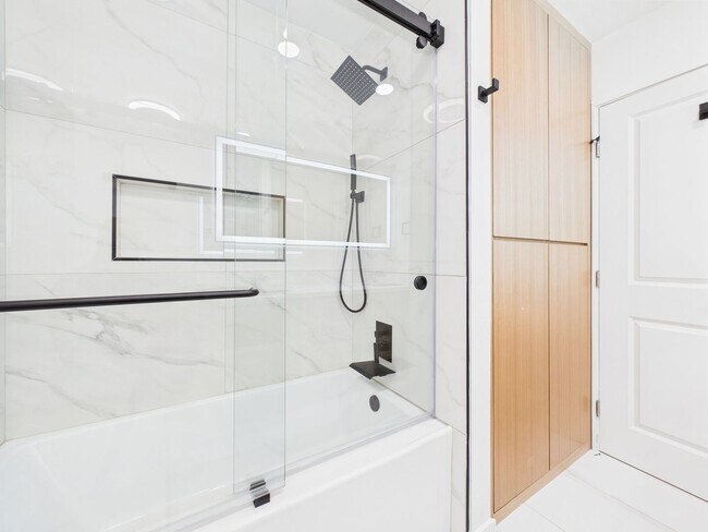 Building Photo - Modern Luxury 3x2 home in the Heart of Vista