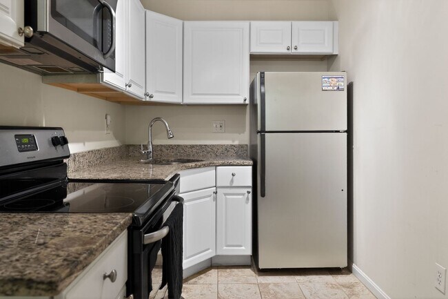 Building Photo - Simply Beautiful, Spacious 2 Bd/1Bth Condo with $500 rent credit