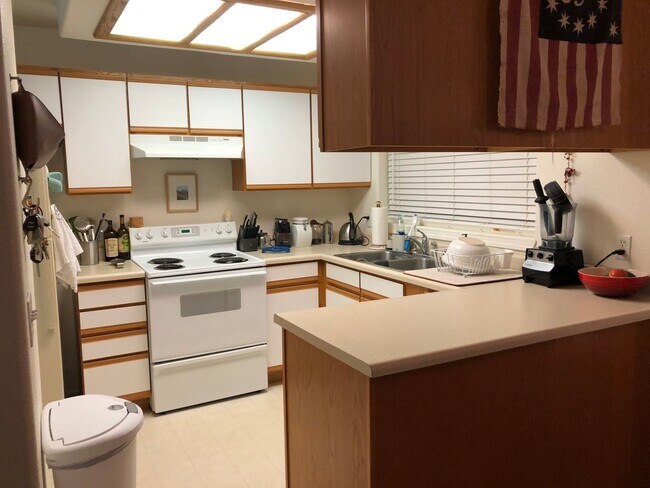 Building Photo - 2 Bedroom, 2 Bathroom Centrally Located Condo