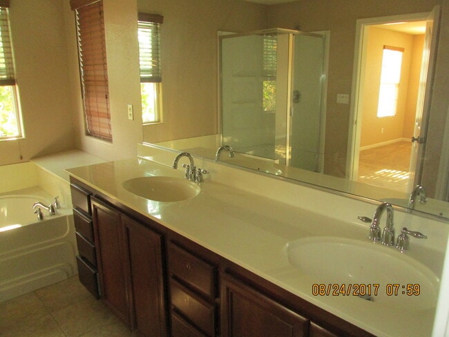 Building Photo - 3 Bedroom 2 Bathroom Home with Garage