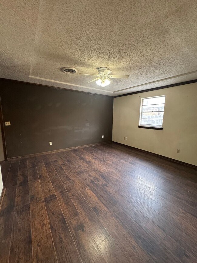 Building Photo - Great Duplex in Medical District 2 Bedroom 1 Bath Washer and Dryer Hook Ups