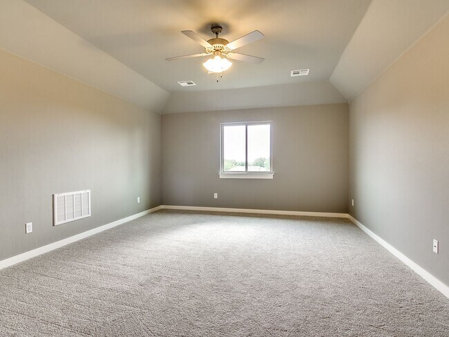 Building Photo - Modern Home in Edmond Schools - 4 bedrooms...