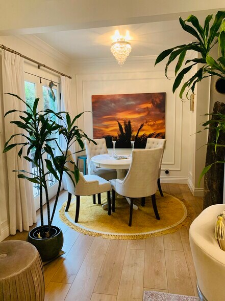 Dining Room - 607 N Windsor Blvd