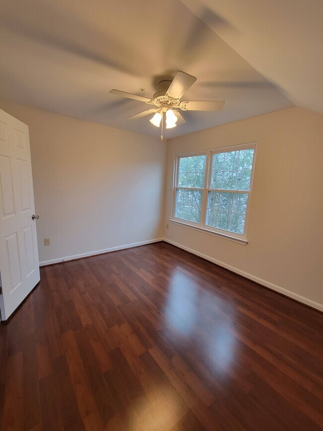 Building Photo - 913 Hillside Lake Terrace