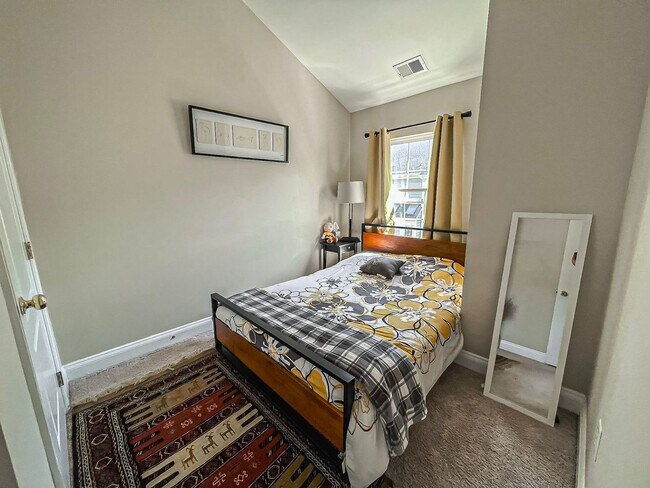 Building Photo - Lovely Tri-Level 3 Bedroom 2 Bathroom And ...