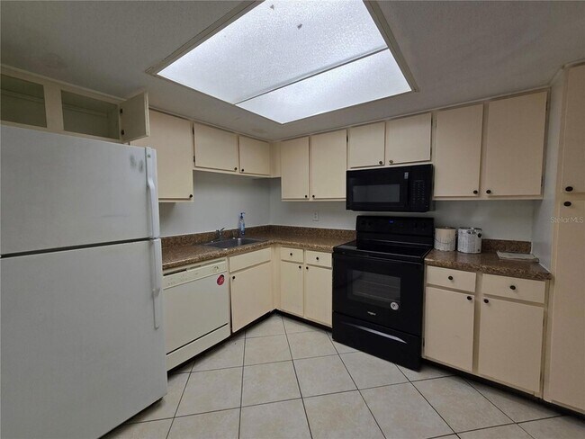 Building Photo - 561 Fairways Cir