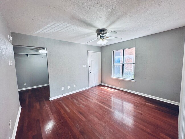 Building Photo - Ground-Floor 1-Bedroom Condo in Gated Community with Pool Access