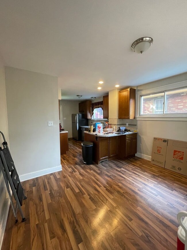 Building Photo - Spacious 3 Bedroom/2 Bathroom Home on Quie...