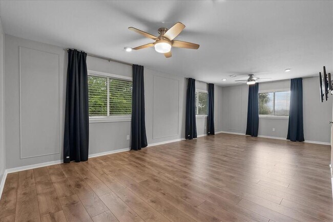 Building Photo - 2105 Murfield Dr