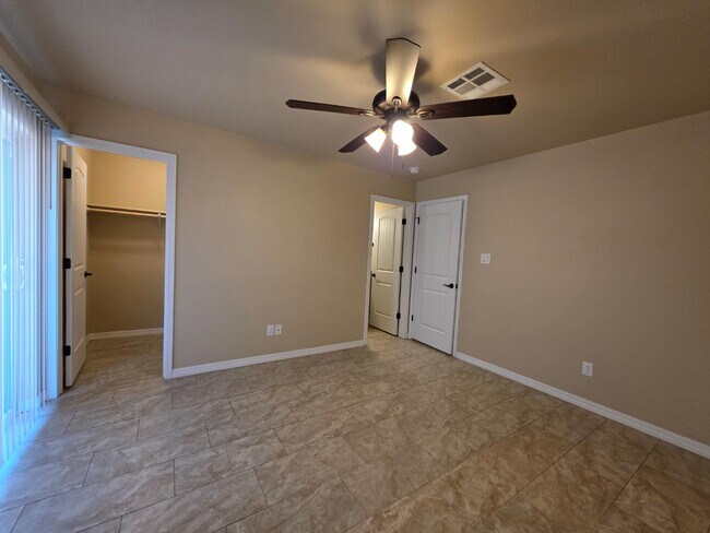 Building Photo - 546 S 15th Ave