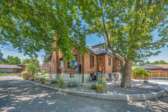 Building Photo - Charming Modern Industrial Fully Furnished Home for Lease