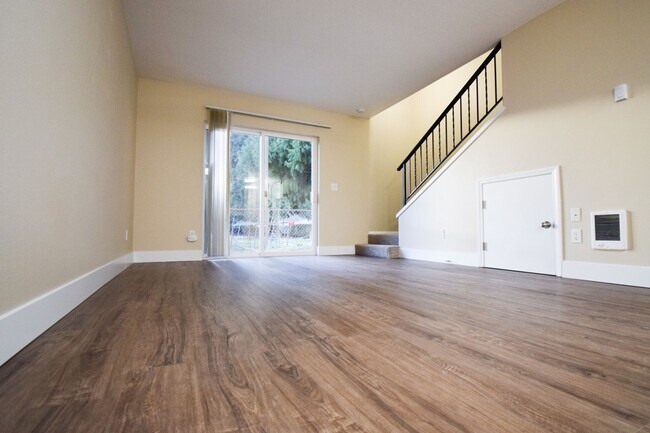 Building Photo - Newly Updated 2 Bedroom 1.5 Bath Townhouse...