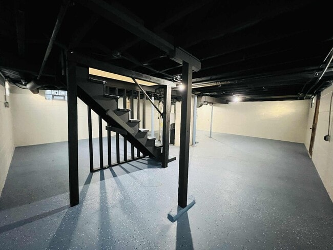 Building Photo - Freshly Updated Single-Family Home with Spacious Upper Bedroom