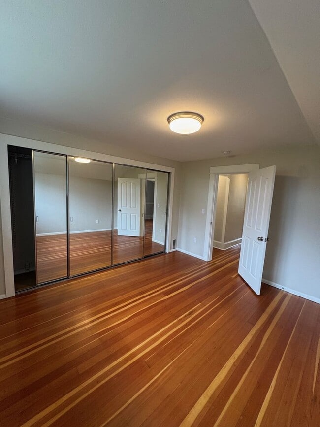 Building Photo - Warm & cozy 5 bed 2.5 bath home in the hea...