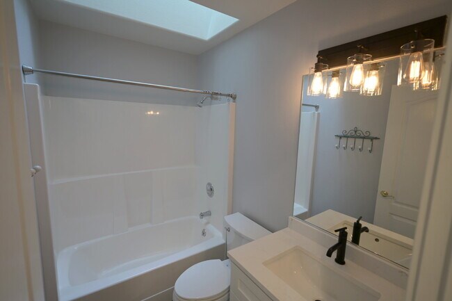 Building Photo - 3 bed 2 bath home near Carrie Blake Park, ...