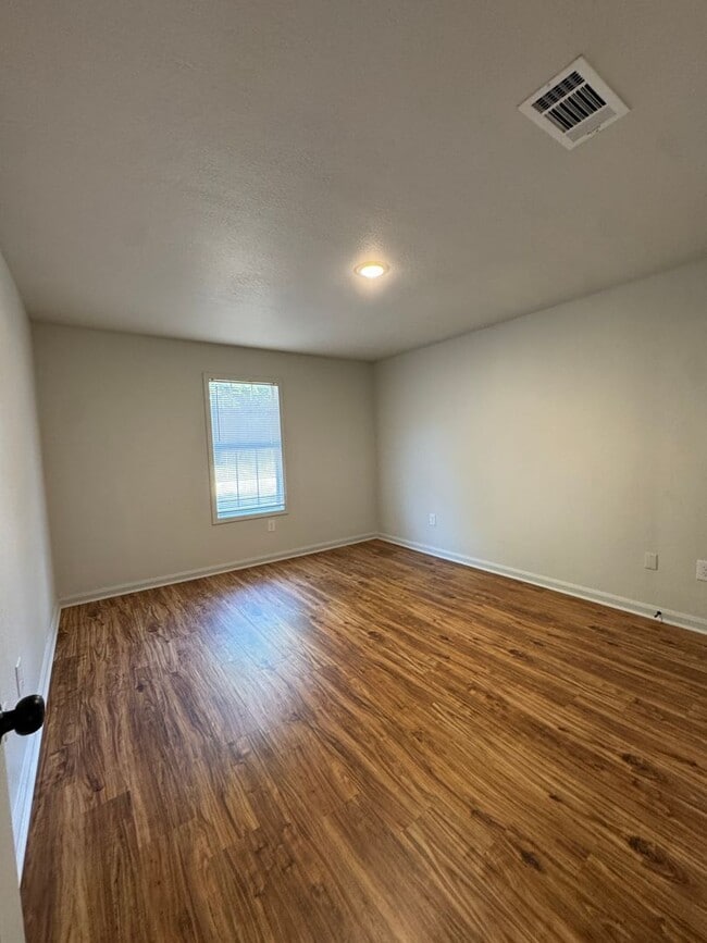 Building Photo - 2 BED / 1 Bath Apartment in Truman.  READY NOW!
