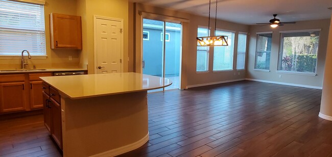 Building Photo - Beautiful Capri split floor plan in Trilog...