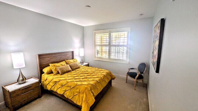 Building Photo - Annual Turnkey 3/3 penthouse on waterfront...