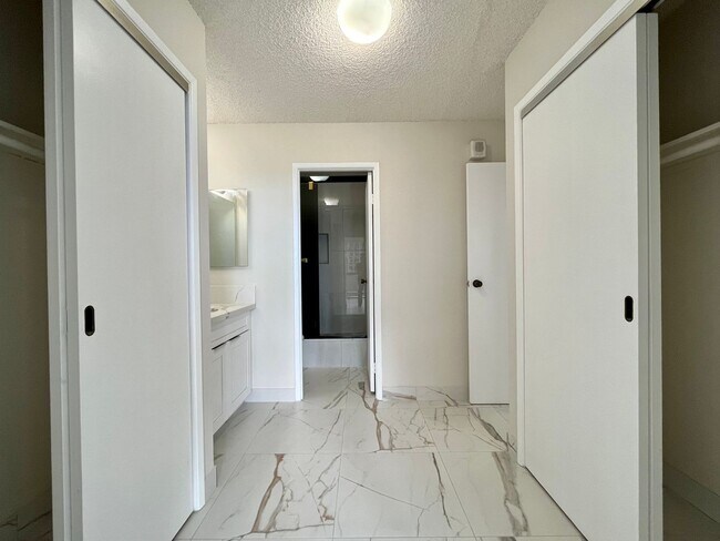 Building Photo - Kukui Plaza: Renovated 1 Bed, 1 Bath Condo...
