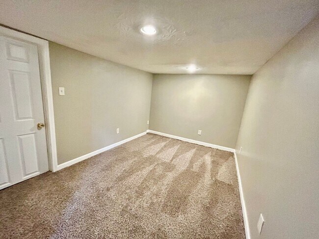 Building Photo - 627 Golfview Dr