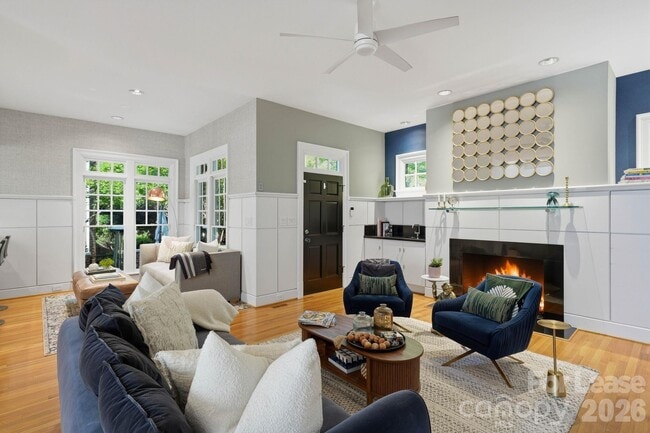 Building Photo - 1124 Dilworth Crescent Row