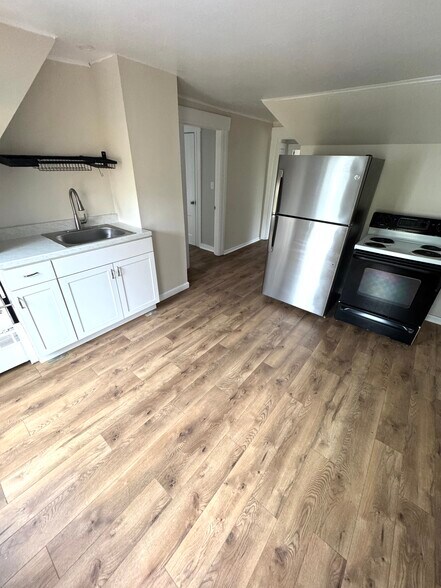 Building Photo - 180 Notre Dame Ave