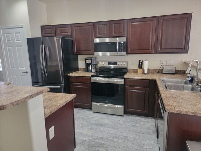 Building Photo - 3-Bedroom / 2-Bathroom Home with Attached ...