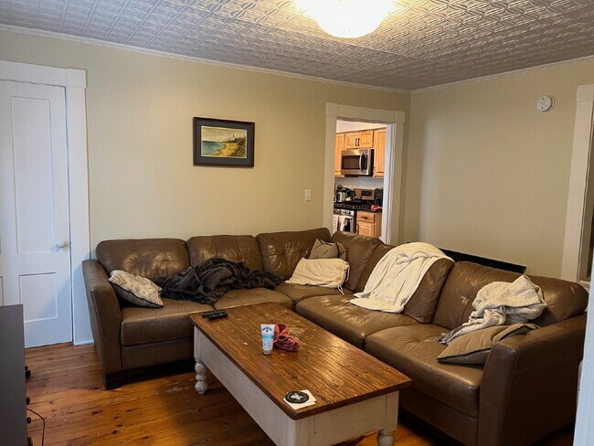 Building Photo - Half duplex with 3 bedrooms, one full bathroom