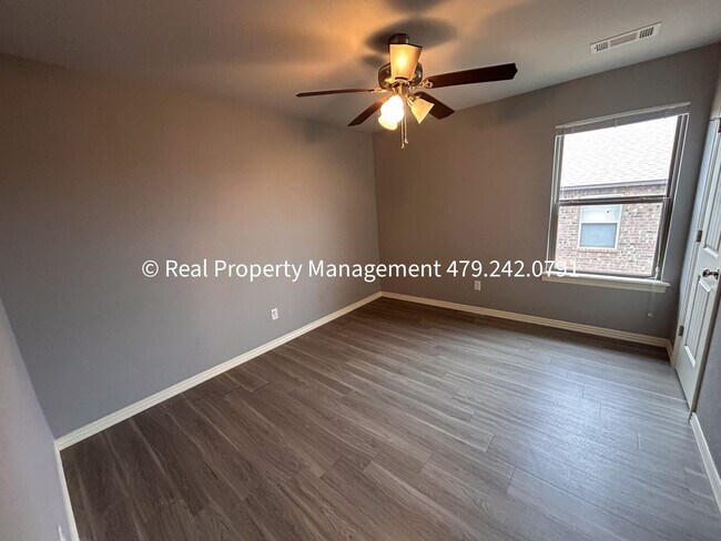 Building Photo - MOVE IN SPECIAL - HALF OFF MOVE IN RENT! B...