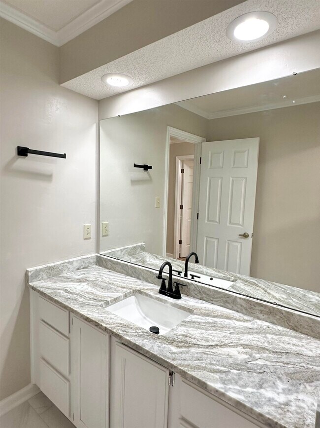 Building Photo - 3046 Dee Ann Dr